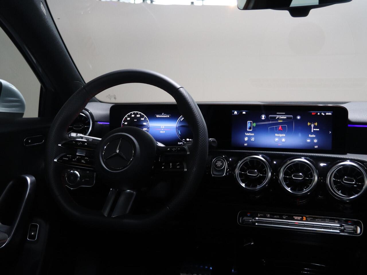 Mercedes-Benz A-KLASSE 250e Business Solution AMG | Panoramaschuifdak | Night pakket | Achteruitrijcamera | Stoelverwarming | MULTIBEAM LED |