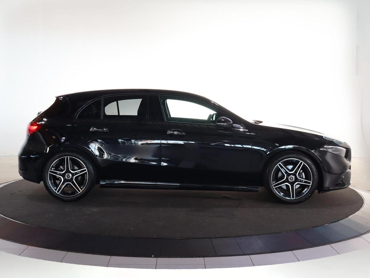 Mercedes-Benz A-KLASSE 180 Star Edition AMG Line | Night | Achteruitrijcamera | Led koplampen | Stoelverwarming | Getint glas |