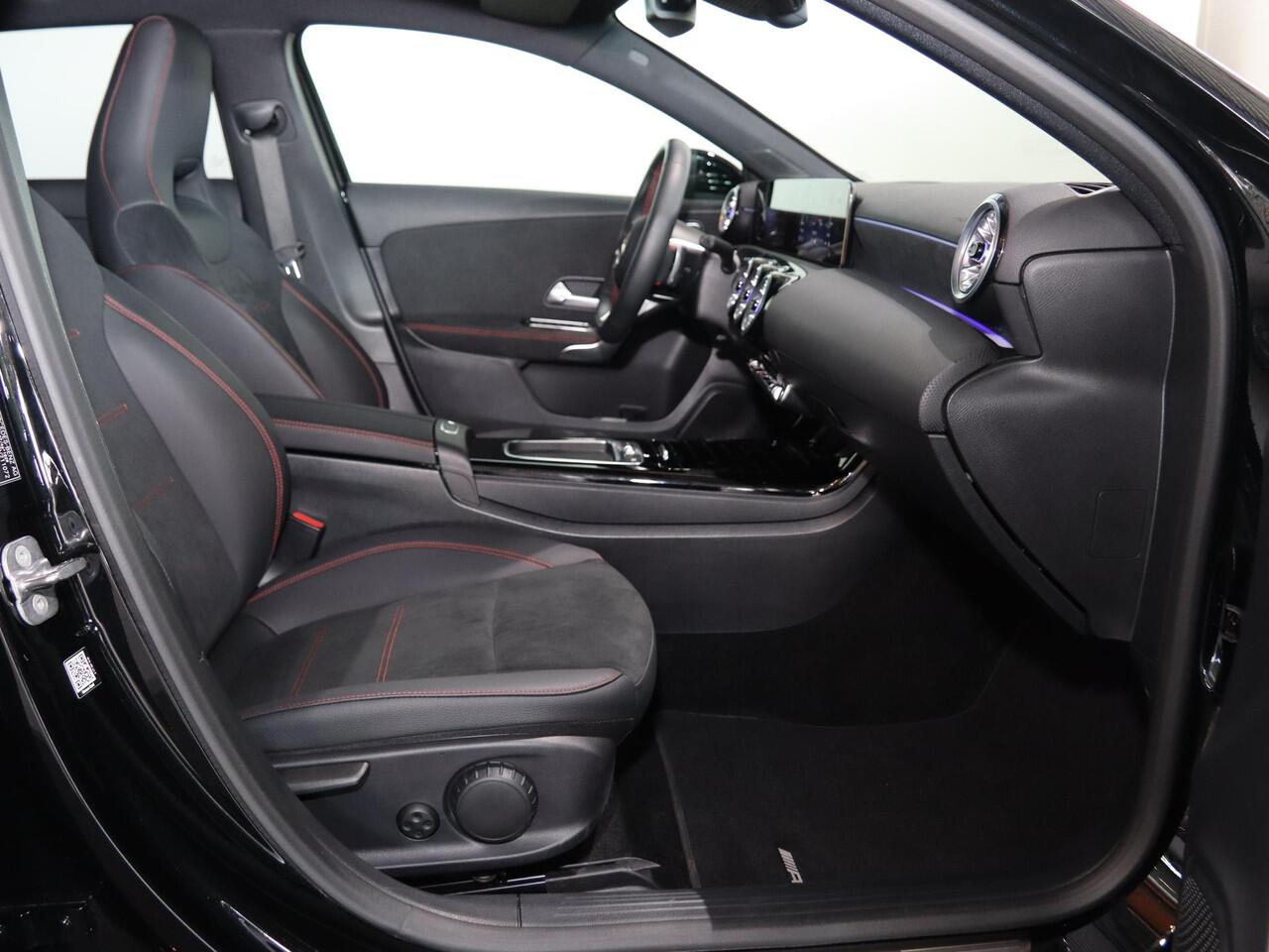 Mercedes-Benz A-KLASSE 180 Star Edition AMG Line | Night | Achteruitrijcamera | Led koplampen | Stoelverwarming | Getint glas |