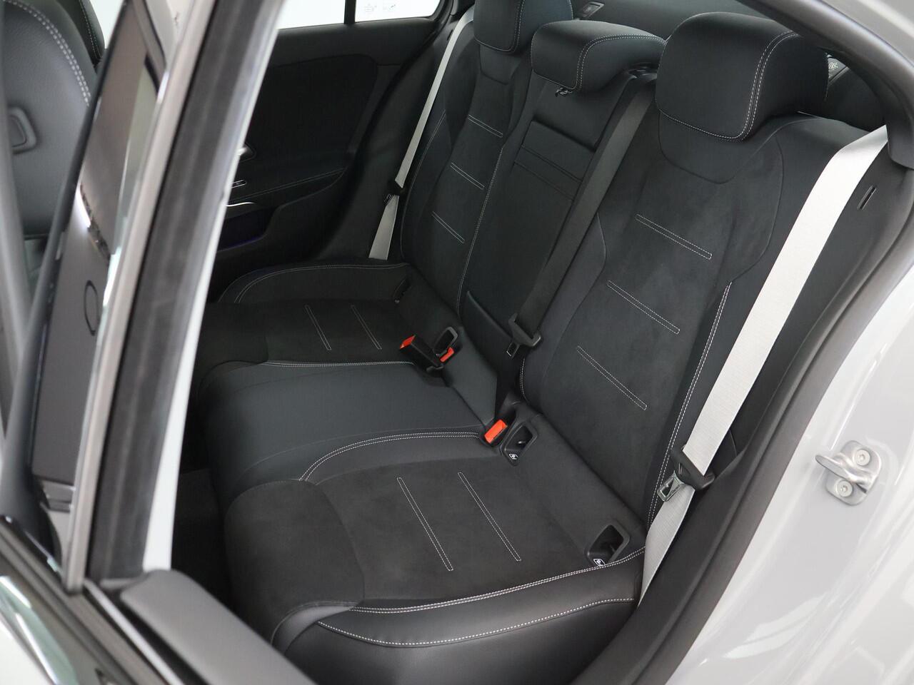 Mercedes-Benz A-KLASSE 180 Business Solution AMG | Night edition | Panoramadak | Memory stoelen | Head-up display | Stoelverwarming | Dodehoekassistent | AMG Line Plus