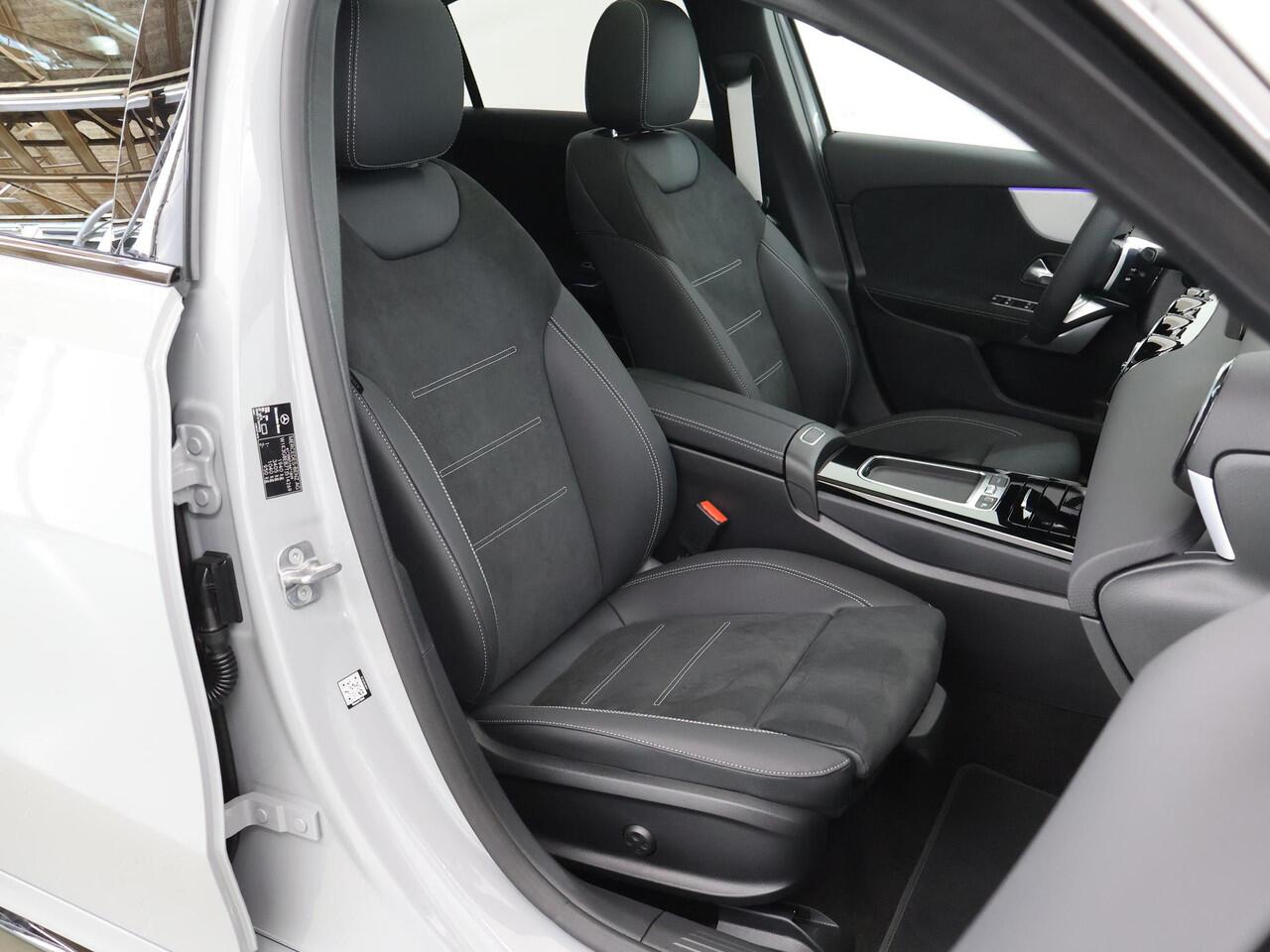 Mercedes-Benz A-KLASSE 180 Business Solution AMG | Night edition | Panoramadak | Memory stoelen | Head-up display | Stoelverwarming | Dodehoekassistent | AMG Line Plus