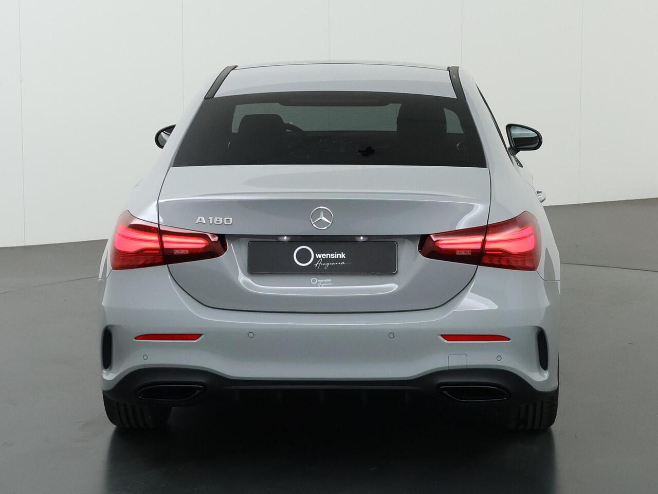 Mercedes-Benz A-KLASSE 180 Business Solution AMG | Night edition | Panoramadak | Memory stoelen | Head-up display | Stoelverwarming | Dodehoekassistent | AMG Line Plus