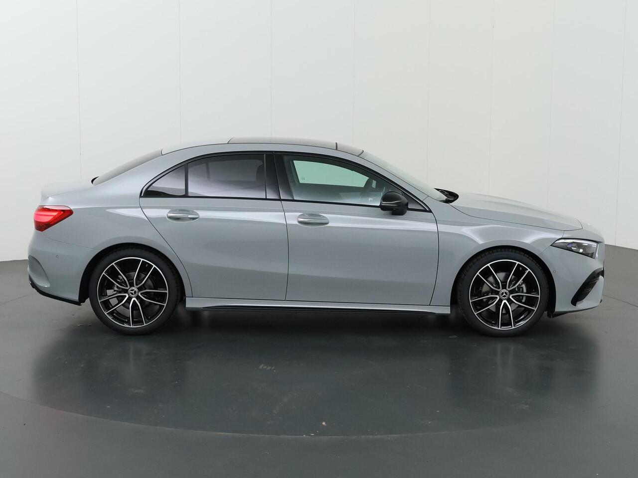 Mercedes-Benz A-KLASSE 180 Business Solution AMG | Night edition | Panoramadak | Memory stoelen | Head-up display | Stoelverwarming | Dodehoekassistent | AMG Line Plus
