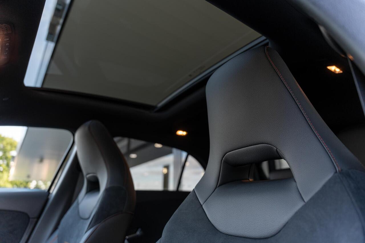 Mercedes-Benz A-KLASSE 250e Business Solution AMG | Panoramaschuifdak | Night pakket | Achteruitrijcamera | Stoelverwarming | MULTIBEAM LED |