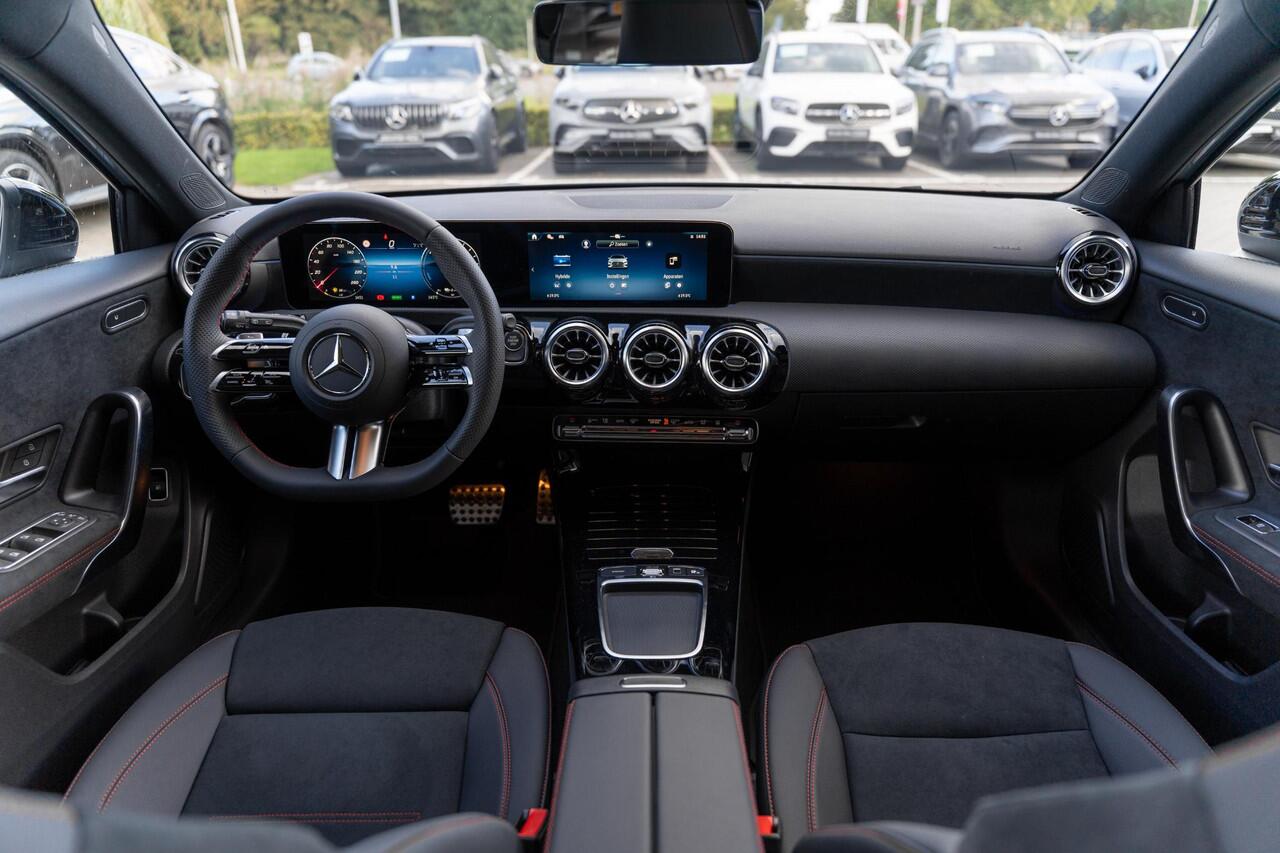 Mercedes-Benz A-KLASSE 250e Business Solution AMG | Panoramaschuifdak | Night pakket | Achteruitrijcamera | Stoelverwarming | MULTIBEAM LED |