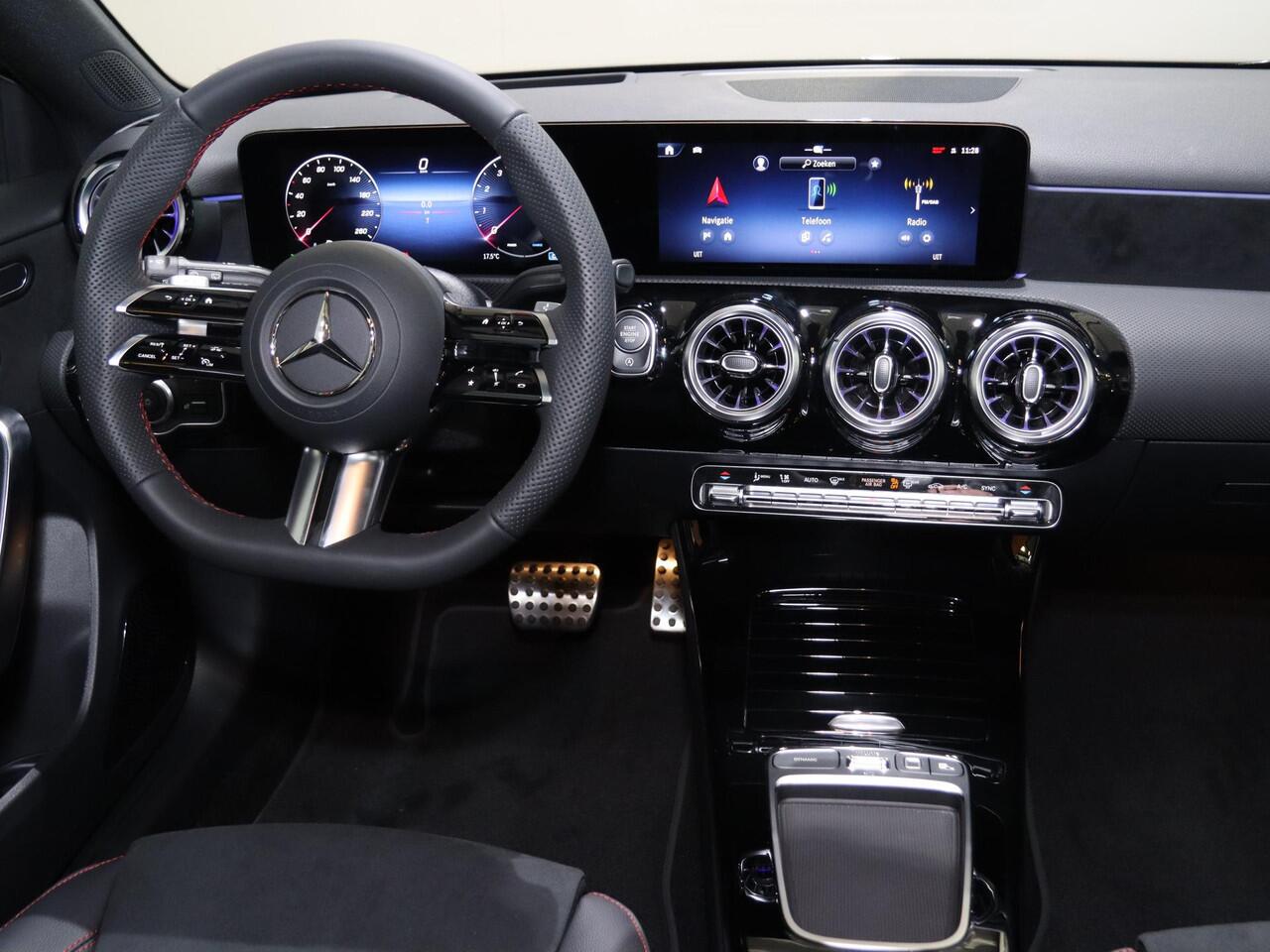 Mercedes-Benz A-KLASSE 180 Business Solution AMG | Panoramaschuifdak | Head-up display | Premium Plus pakket | Nightpakket | 360° camera | Dodehoekassistent |