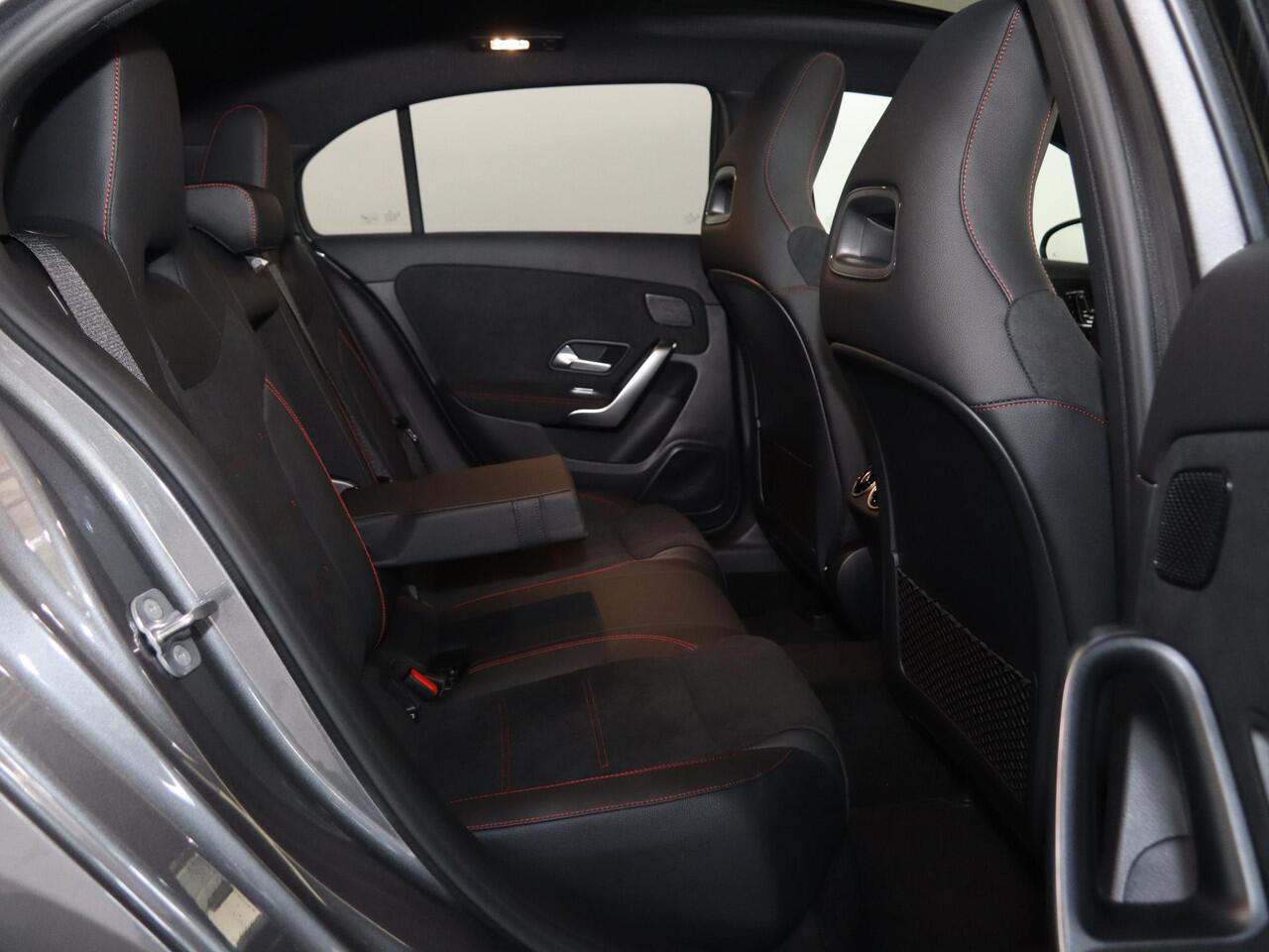 Mercedes-Benz A-KLASSE 180 Business Solution AMG | Panoramaschuifdak | Head-up display | Premium Plus pakket | Nightpakket | 360° camera | Dodehoekassistent |