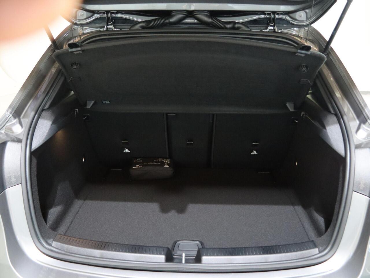 Mercedes-Benz A-KLASSE 180 Business Solution AMG | Panoramaschuifdak | Head-up display | Premium Plus pakket | Nightpakket | 360° camera | Dodehoekassistent |