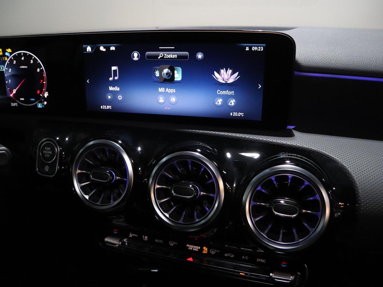 Mercedes-Benz A-KLASSE 180 Business Solution AMG | Panoramaschuifdak | Achteruitrijcamera | Nightpakket | MULTIBEAM LED | Stoelverwarming |