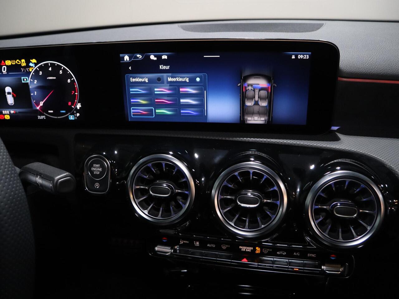 Mercedes-Benz A-KLASSE 180 Business Solution AMG | Panoramaschuifdak | Achteruitrijcamera | Nightpakket | MULTIBEAM LED | Stoelverwarming |