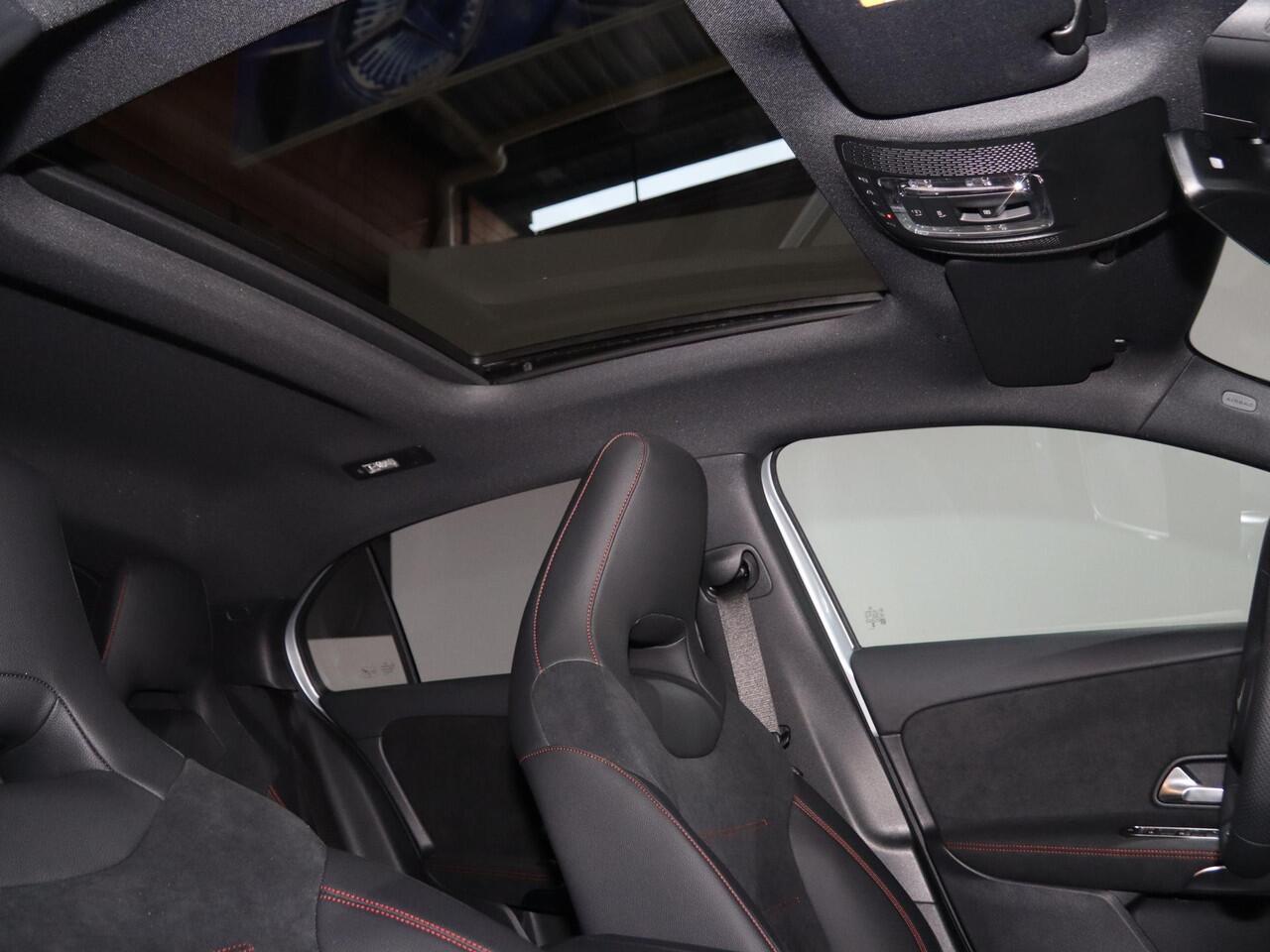 Mercedes-Benz A-KLASSE 180 Business Solution AMG | Panoramaschuifdak | Achteruitrijcamera | Nightpakket | MULTIBEAM LED | Stoelverwarming |