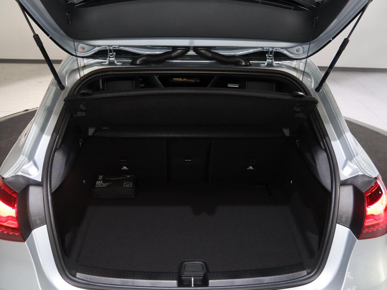 Mercedes-Benz A-KLASSE 180 Business Solution AMG | Panoramaschuifdak | AMG Line Plus pakket | 19"AMG-velgen | Head-up display | Dodehoekassistent |