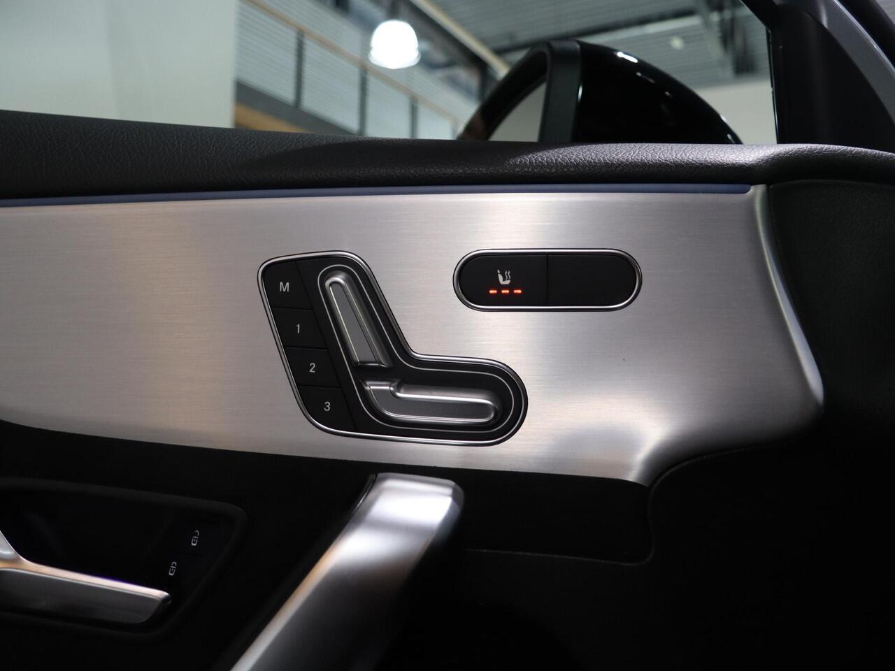 Mercedes-Benz A-KLASSE 180 Business Solution AMG | Panoramaschuifdak | AMG Line Plus pakket | 19"AMG-velgen | Head-up display | Dodehoekassistent |