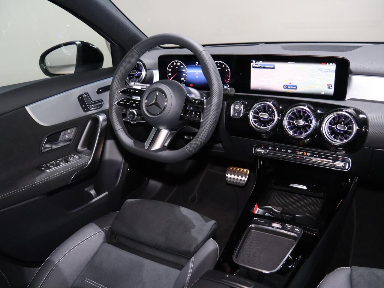 Mercedes-Benz A-KLASSE 180 Business Solution AMG | Panoramaschuifdak | AMG Line Plus pakket | 19"AMG-velgen | Head-up display | Dodehoekassistent |