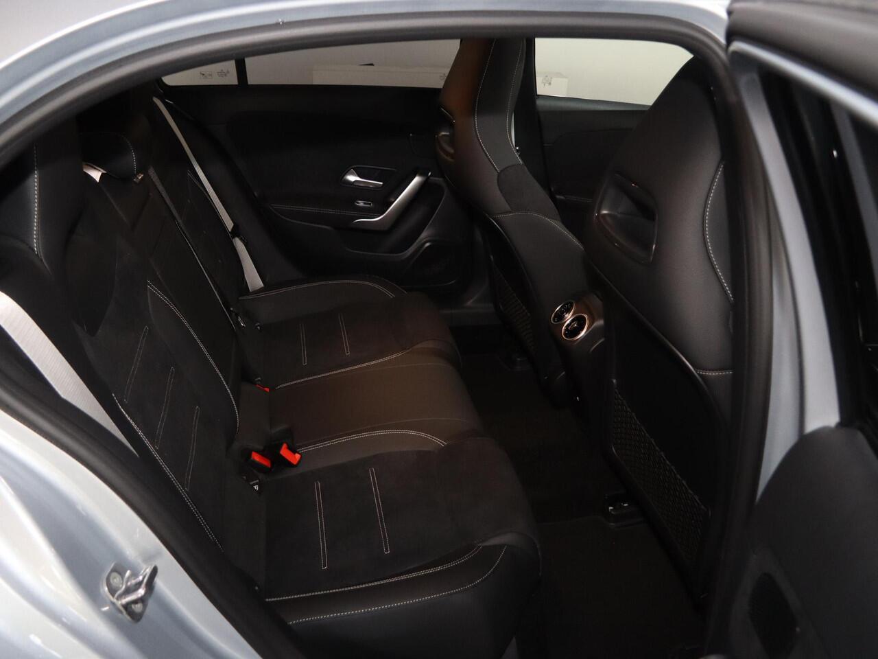 Mercedes-Benz A-KLASSE 180 Business Solution AMG | Panoramaschuifdak | AMG Line Plus pakket | 19"AMG-velgen | Head-up display | Dodehoekassistent |