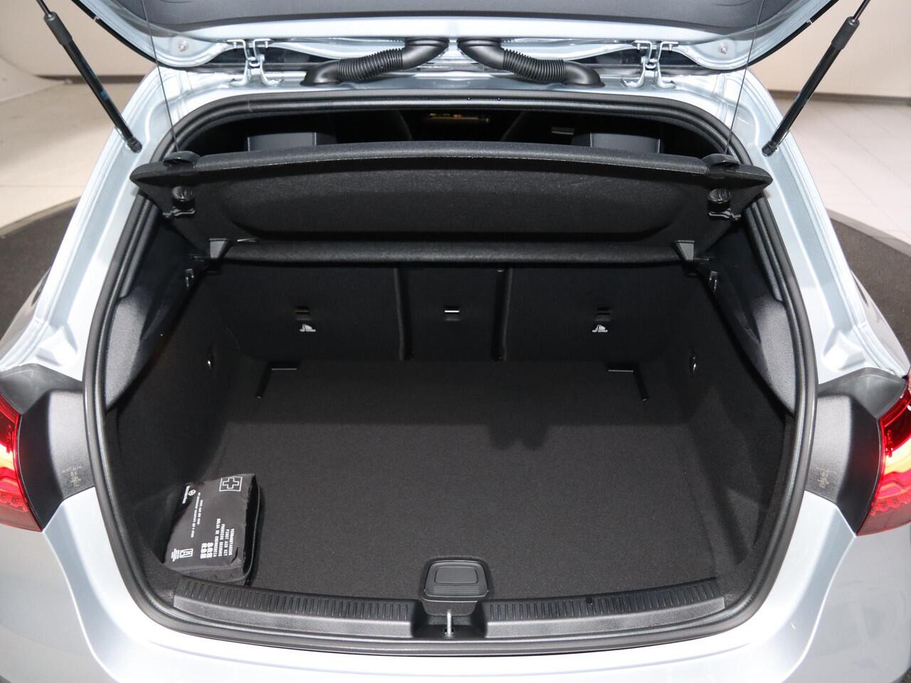 Mercedes-Benz A-KLASSE 180 Business Solution AMG | Panoramaschuifdak | AMG Line Plus pakket | 19"AMG-velgen | Head-up display | Dodehoekassistent |