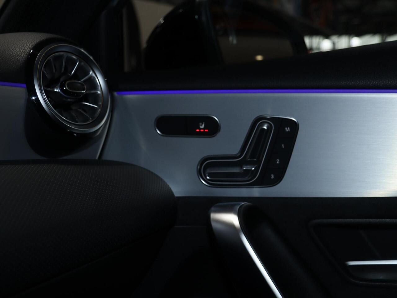 Mercedes-Benz A-KLASSE 180 Business Solution AMG | Panoramaschuifdak | AMG Line Plus pakket | 19"AMG-velgen | Head-up display | Dodehoekassistent |