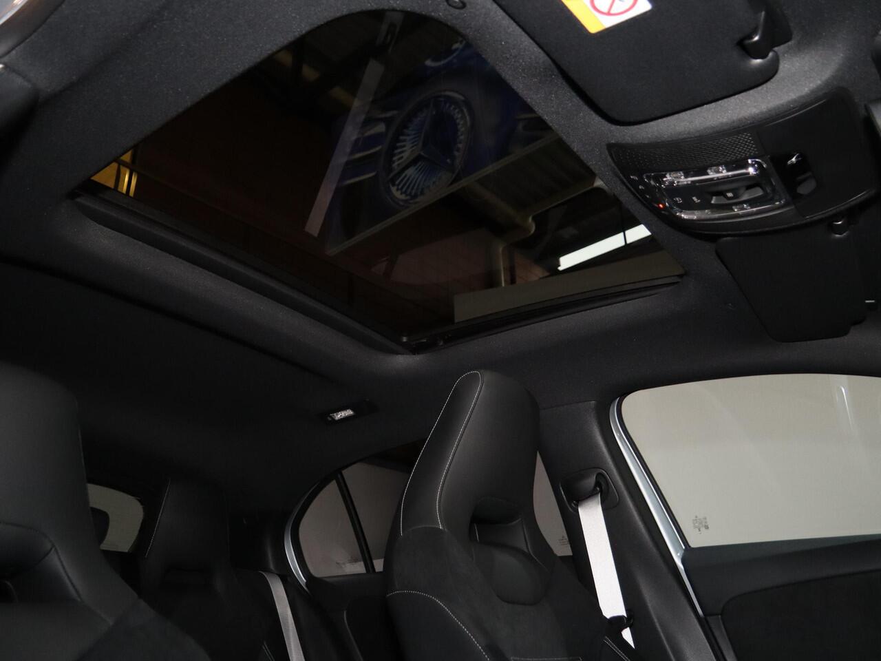 Mercedes-Benz A-KLASSE 180 Business Solution AMG | Panoramaschuifdak | AMG Line Plus pakket | 19"AMG-velgen | Head-up display | Dodehoekassistent |