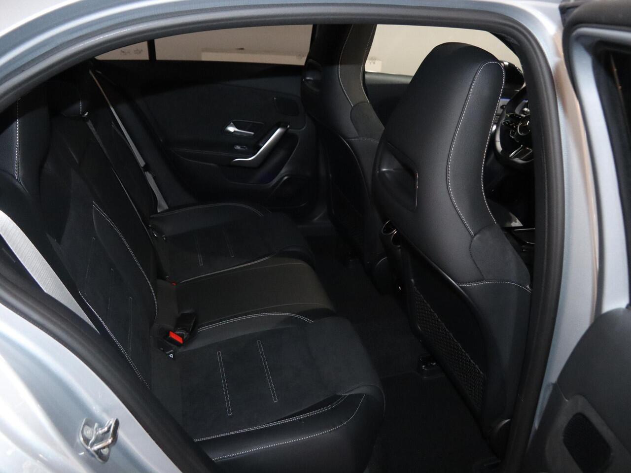 Mercedes-Benz A-KLASSE 180 Business Solution AMG | Panoramaschuifdak | AMG Line Plus pakket | 19"AMG-velgen | Head-up display | Dodehoekassistent |