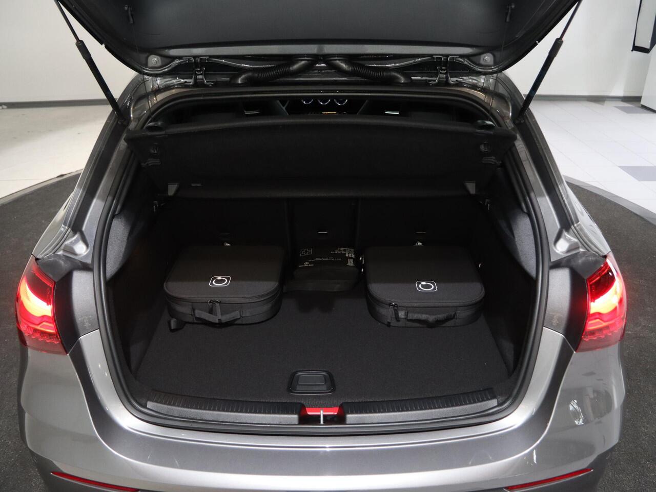 Mercedes-Benz A-KLASSE 250e Business Solution AMG | Panoramaschuifdak | Stoelverwarming | Achteruitrijcamera | MULTIBEAM LED | Nightpakket |