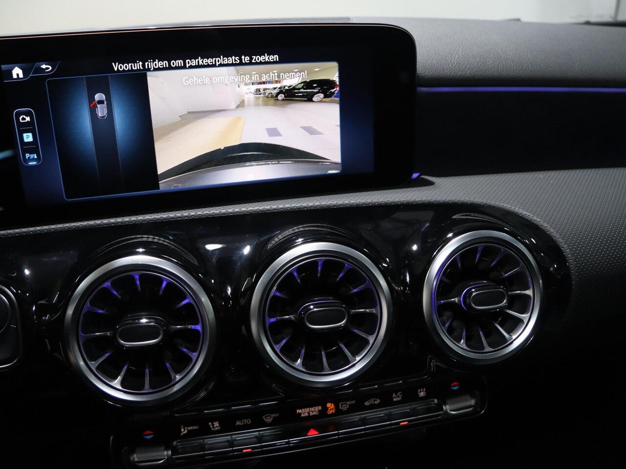 Mercedes-Benz A-KLASSE 250e Business Solution AMG | Panoramaschuifdak | Stoelverwarming | Achteruitrijcamera | MULTIBEAM LED | Nightpakket |