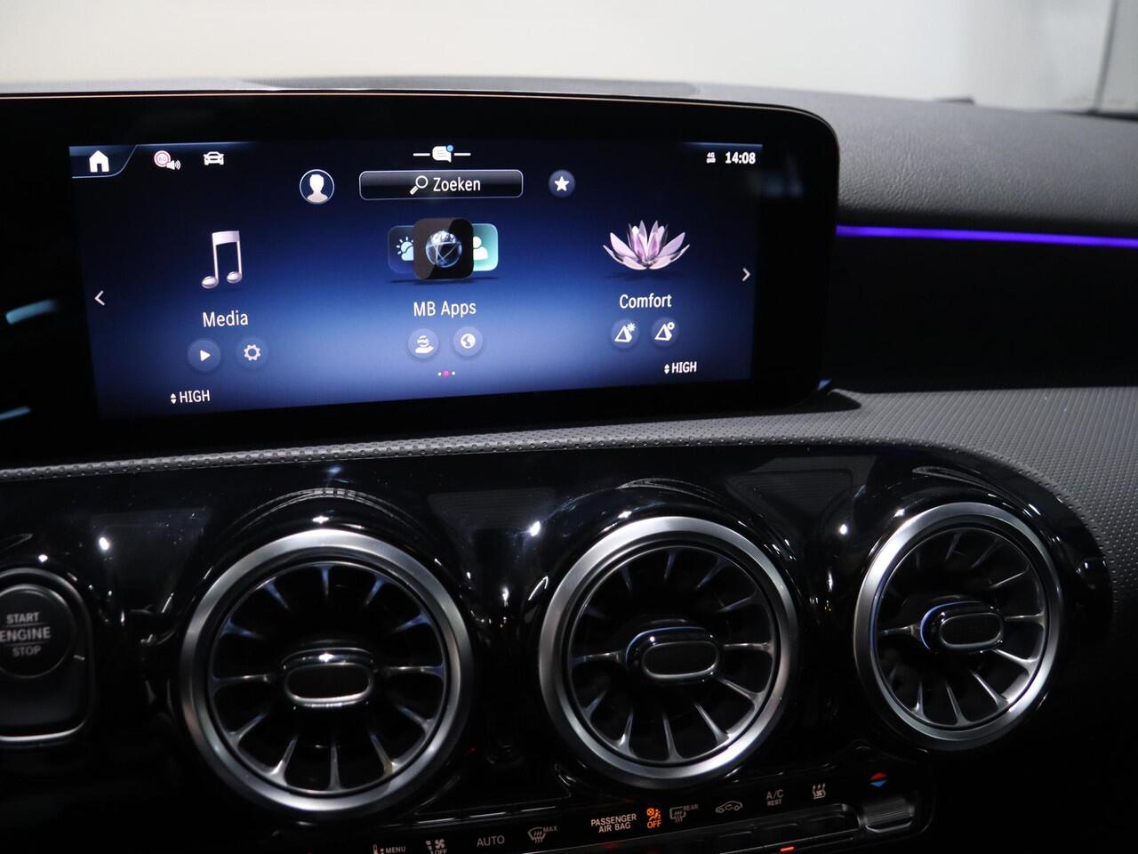 Mercedes-Benz A-KLASSE 250e Business Solution AMG | Panoramaschuifdak | Stoelverwarming | Achteruitrijcamera | MULTIBEAM LED | Nightpakket |