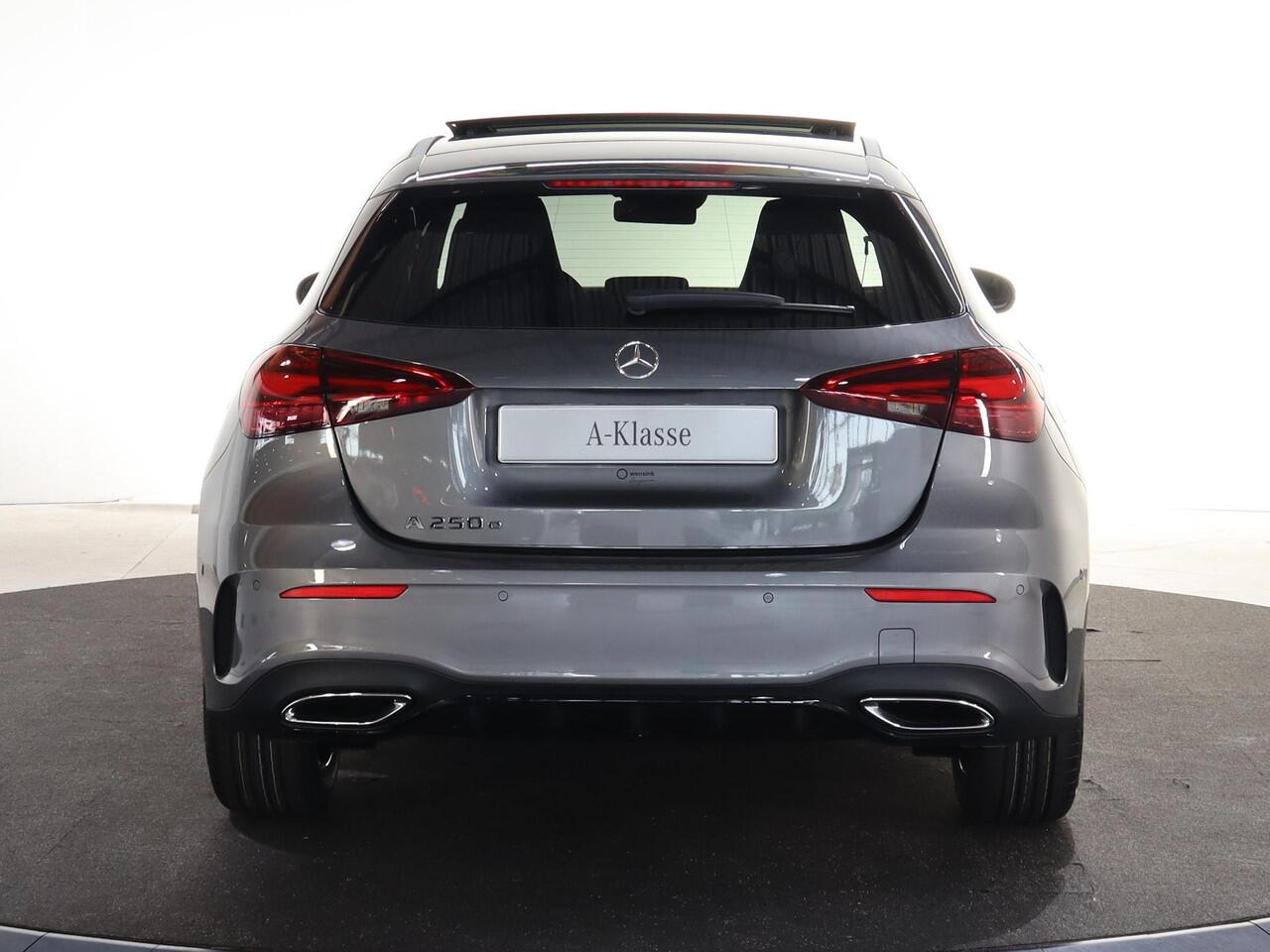 Mercedes-Benz A-KLASSE 250e Business Solution AMG | Panoramaschuifdak | Stoelverwarming | Achteruitrijcamera | MULTIBEAM LED | Nightpakket |