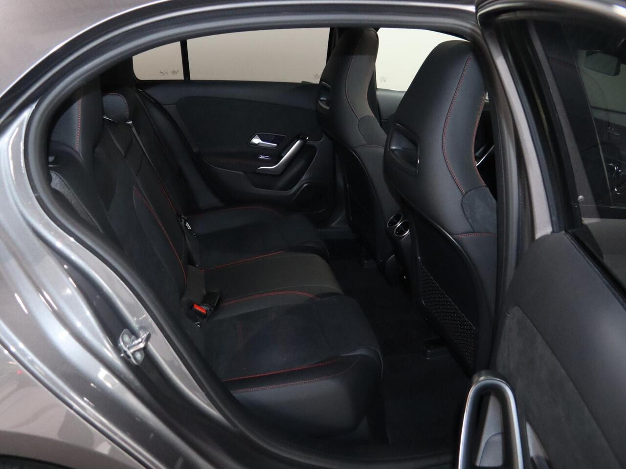 Mercedes-Benz A-KLASSE 250e Business Solution AMG | Panoramaschuifdak | Stoelverwarming | Achteruitrijcamera | MULTIBEAM LED | Nightpakket |