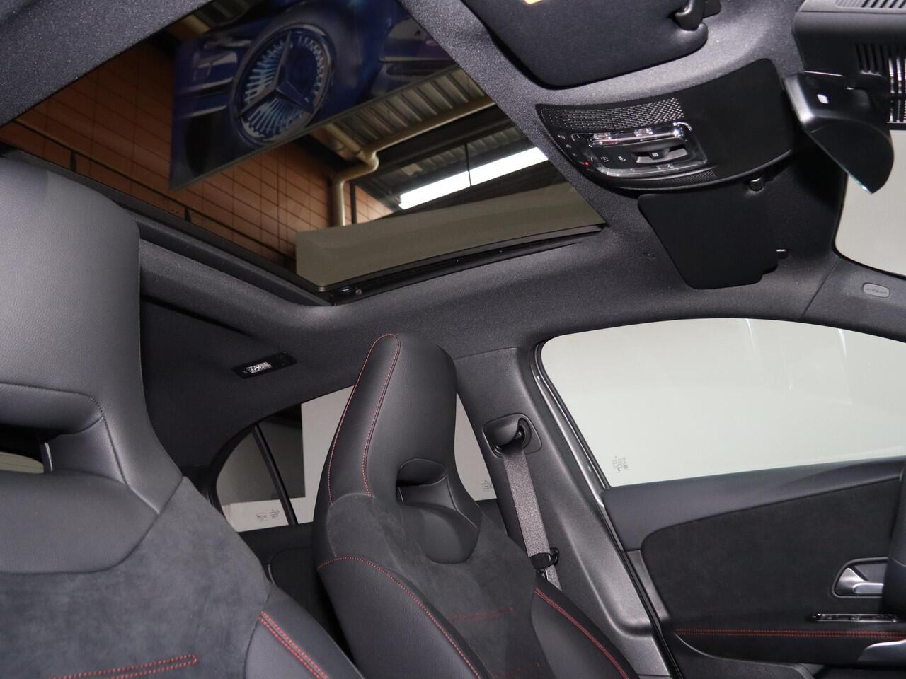 Mercedes-Benz A-KLASSE 250e Business Solution AMG | Panoramaschuifdak | Stoelverwarming | Achteruitrijcamera | MULTIBEAM LED | Nightpakket |