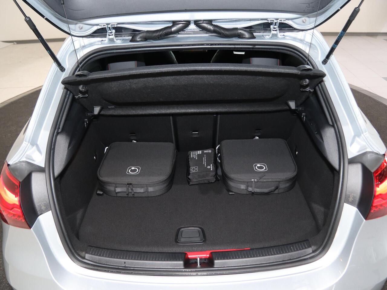 Mercedes-Benz A-KLASSE 250e Business Solution AMG | Panoramaschuifdak | Stoelverwarming | Achteruitrijcamera | MULTIBEAM LED | Nightpakket |