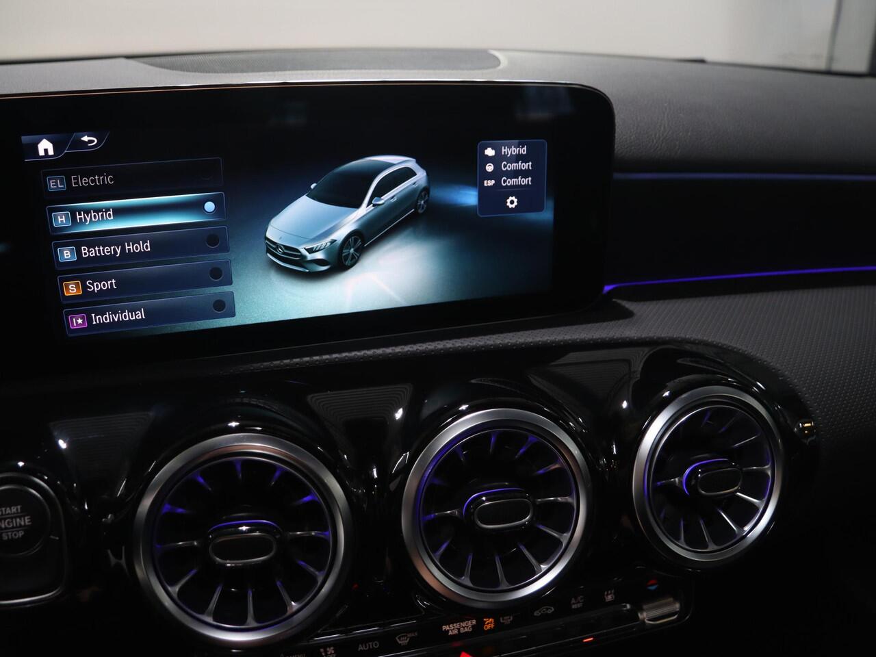 Mercedes-Benz A-KLASSE 250e Business Solution AMG | Panoramaschuifdak | Stoelverwarming | Achteruitrijcamera | MULTIBEAM LED | Nightpakket |