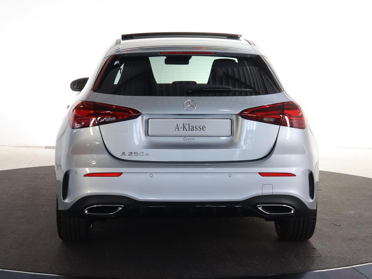 Mercedes-Benz A-KLASSE 250e Business Solution AMG | Panoramaschuifdak | Stoelverwarming | Achteruitrijcamera | MULTIBEAM LED | Nightpakket |