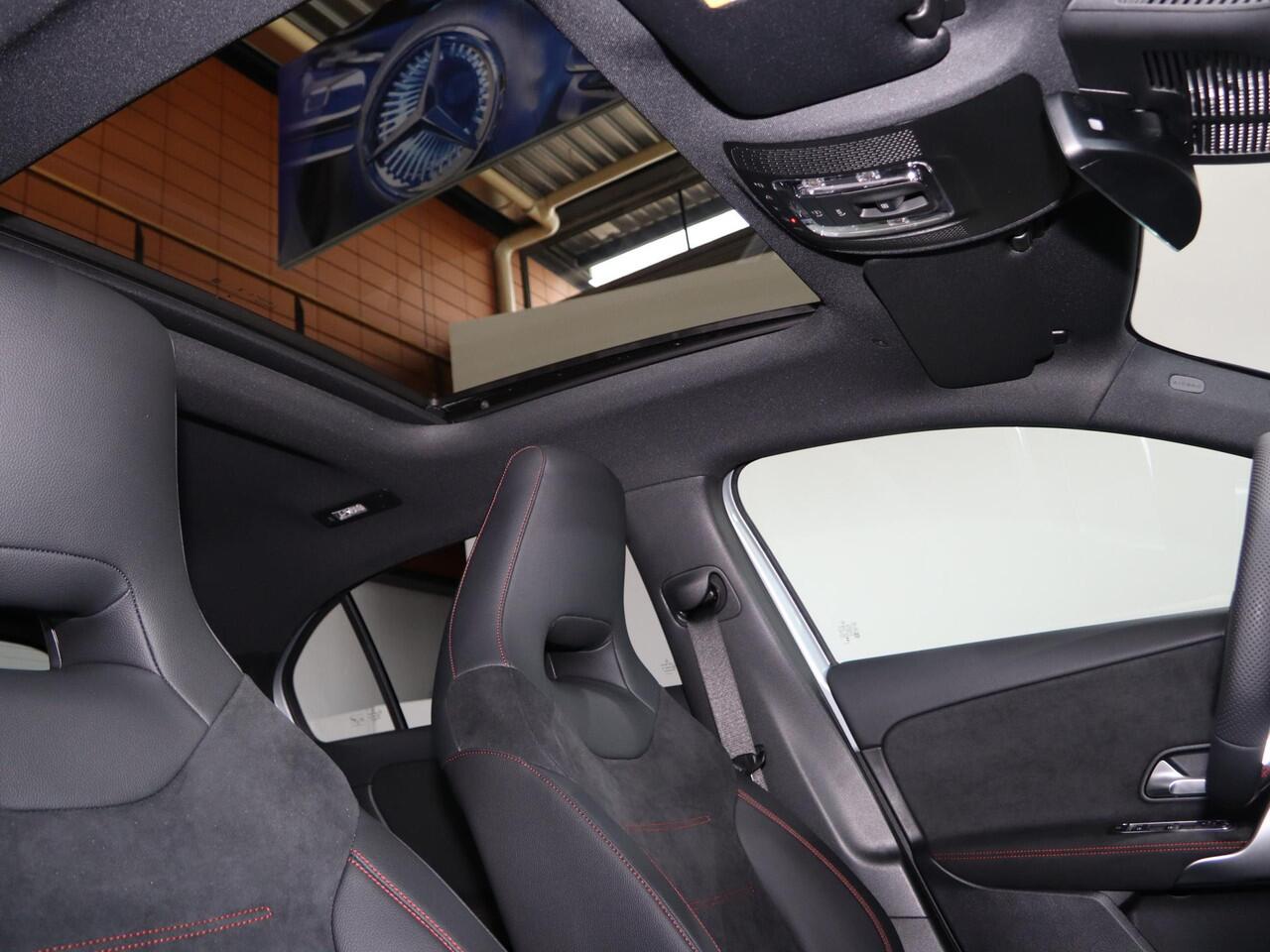 Mercedes-Benz A-KLASSE 250e Business Solution AMG | Panoramaschuifdak | Stoelverwarming | Achteruitrijcamera | MULTIBEAM LED | Nightpakket |