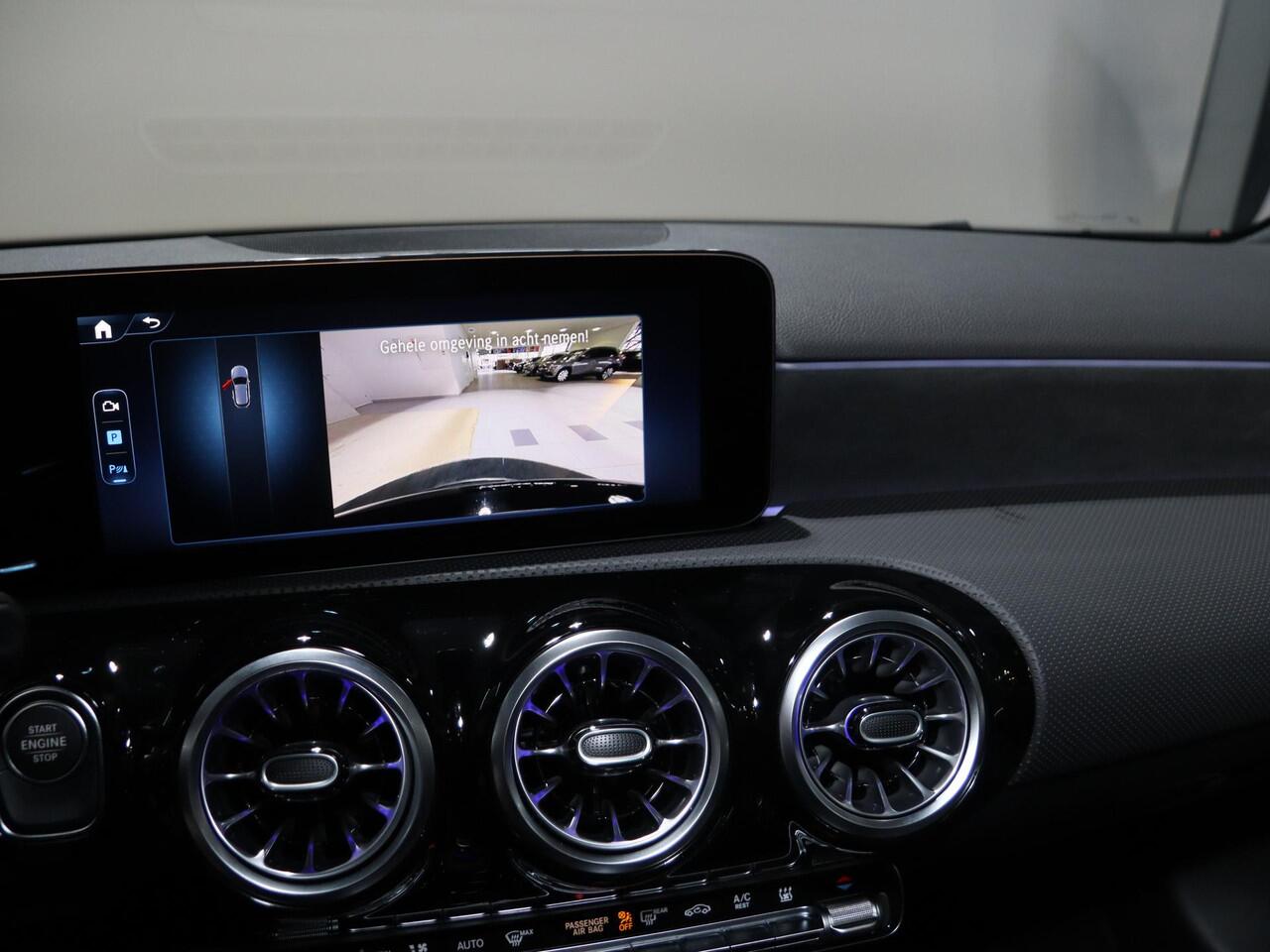 Mercedes-Benz A-KLASSE 250e Business Solution AMG | Panoramaschuifdak | Stoelverwarming | Achteruitrijcamera | MULTIBEAM LED | Night Pakket |