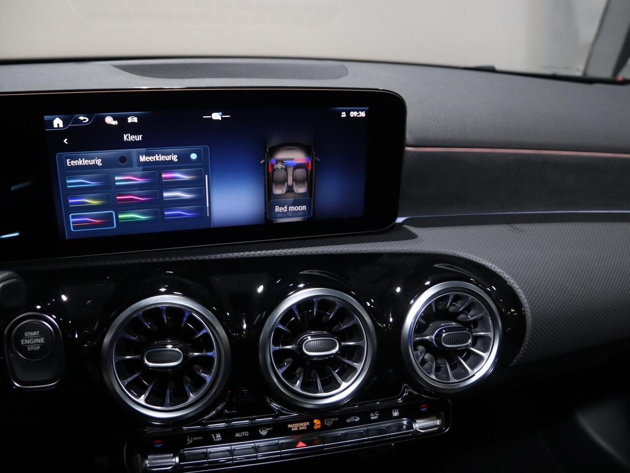 Mercedes-Benz A-KLASSE 250e Business Solution AMG | Panoramaschuifdak | Stoelverwarming | Achteruitrijcamera | MULTIBEAM LED | Night Pakket |