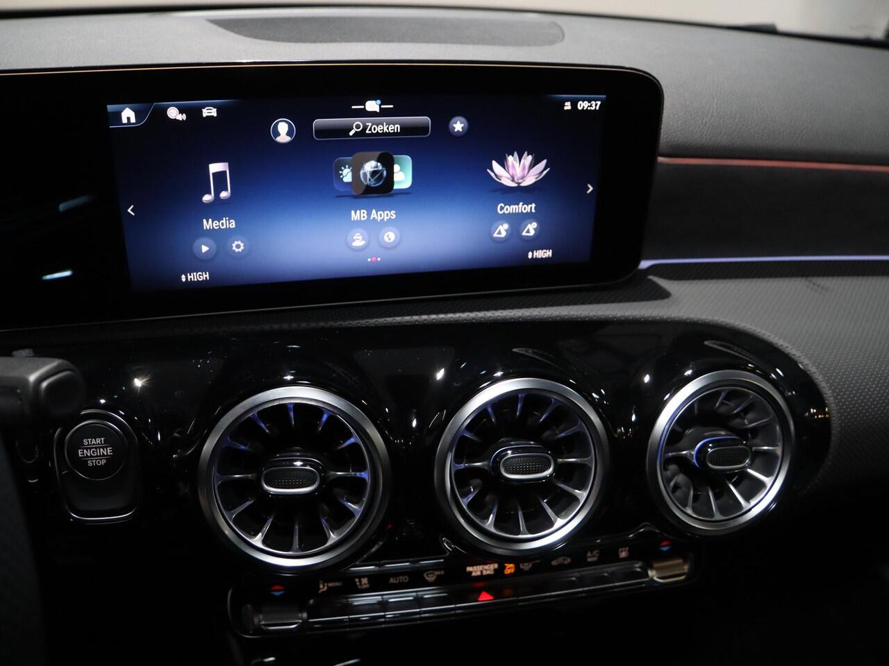 Mercedes-Benz A-KLASSE 250e Business Solution AMG | Panoramaschuifdak | Stoelverwarming | Achteruitrijcamera | MULTIBEAM LED | Night Pakket |