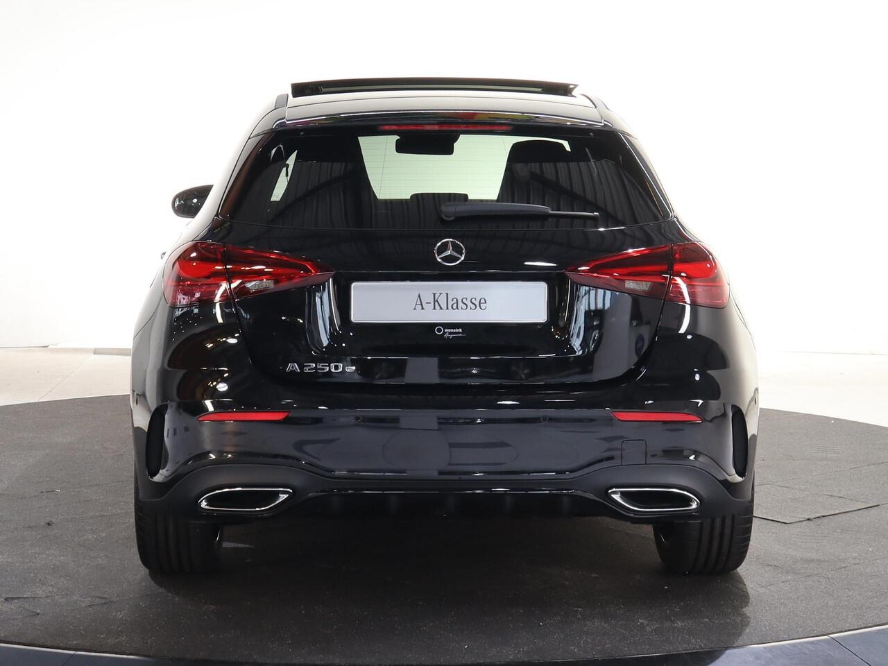 Mercedes-Benz A-KLASSE 250e Business Solution AMG | Panoramaschuifdak | Stoelverwarming | Achteruitrijcamera | MULTIBEAM LED | Night Pakket |