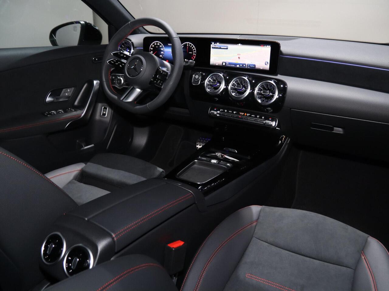 Mercedes-Benz A-KLASSE 250e Business Solution AMG | Panoramaschuifdak | Stoelverwarming | Achteruitrijcamera | MULTIBEAM LED | Night Pakket |