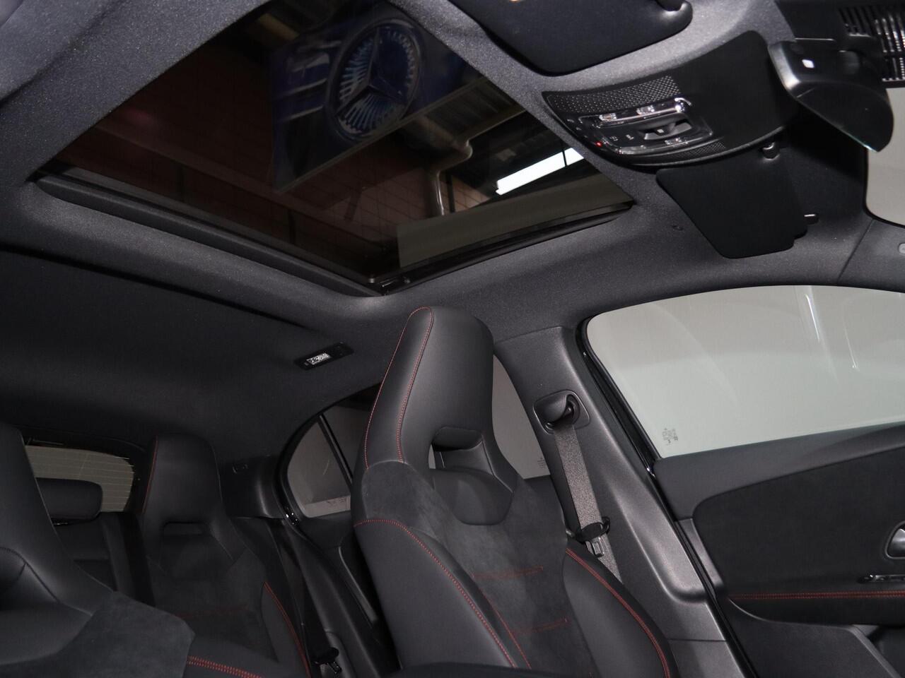 Mercedes-Benz A-KLASSE 250e Business Solution AMG | Panoramaschuifdak | Stoelverwarming | Achteruitrijcamera | MULTIBEAM LED | Night Pakket |