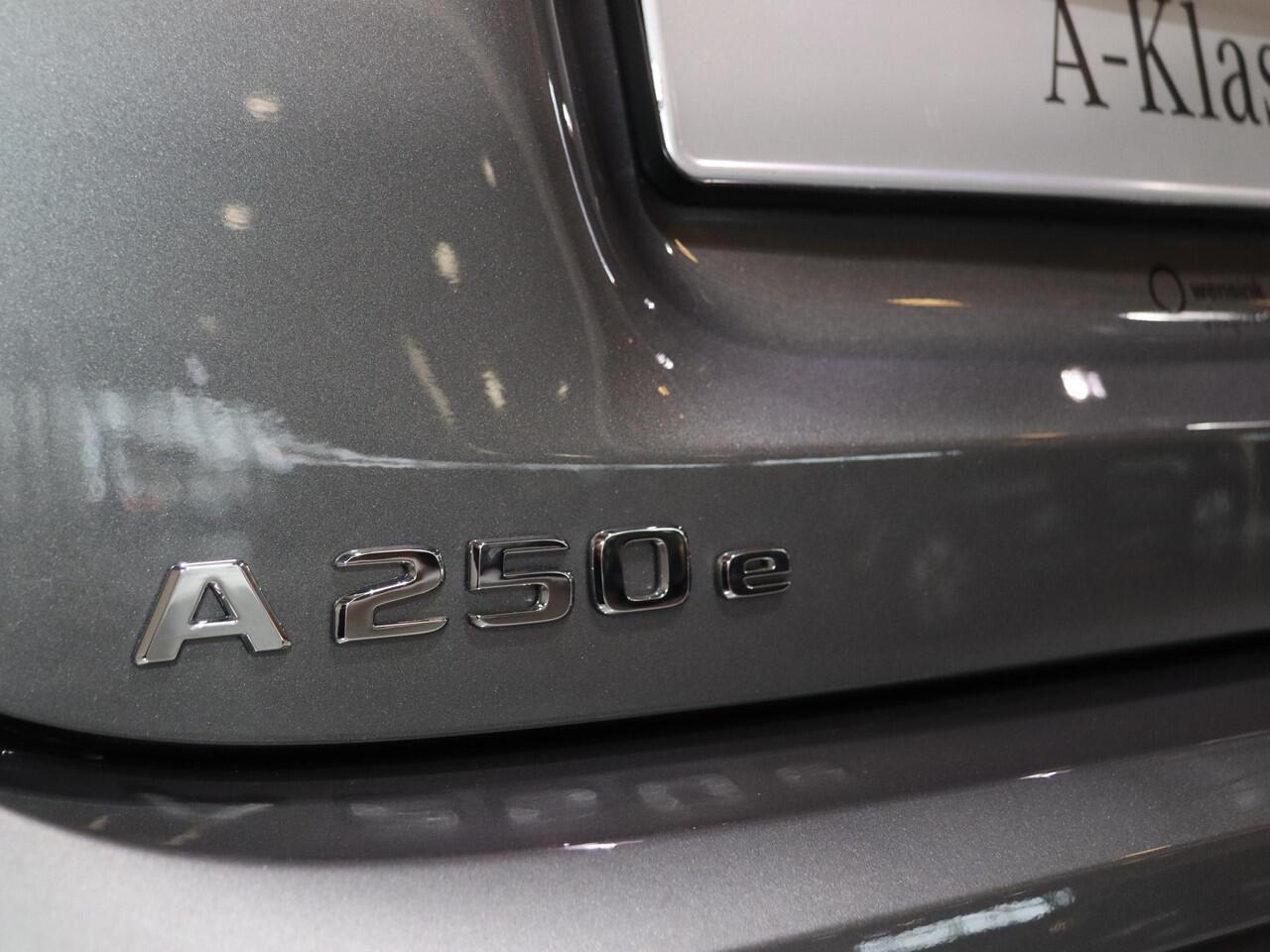 Mercedes-Benz A-KLASSE 250e Business Solution AMG | Panoramaschuifdak | Stoelverwarming | Achteruitrijcamera | MULTIBEAM LED |