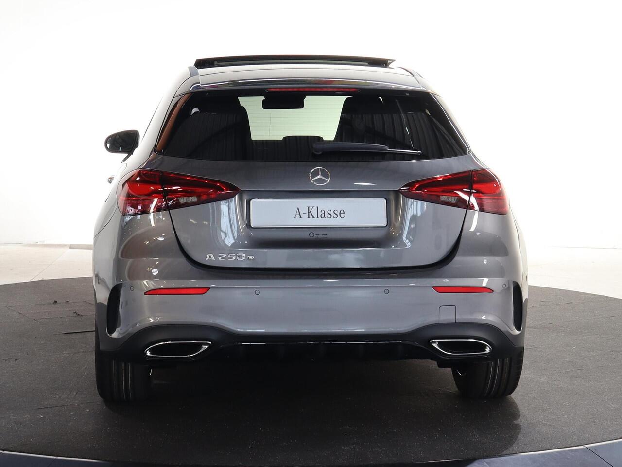 Mercedes-Benz A-KLASSE 250e Business Solution AMG | Panoramaschuifdak | Stoelverwarming | Achteruitrijcamera | MULTIBEAM LED |