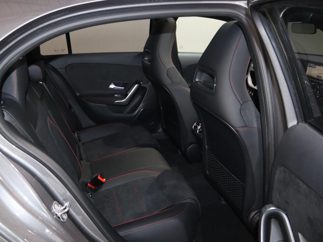 Mercedes-Benz A-KLASSE 250e Business Solution AMG | Panoramaschuifdak | Stoelverwarming | Achteruitrijcamera | MULTIBEAM LED |