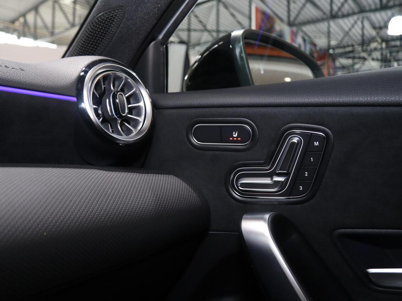 Mercedes-Benz A-KLASSE 180 Business Solution AMG | Panoramaschuifdak | Premium Plus pakket | Stoelverwarming | Achteruitrijcamera | MULTIBEAM LED |