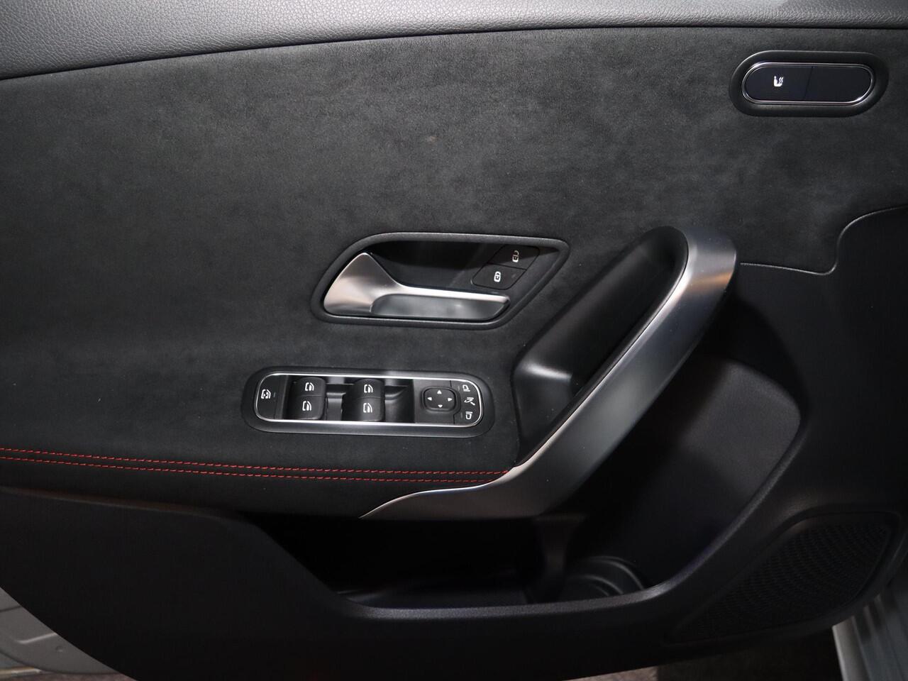 Mercedes-Benz A-KLASSE 180 Business Solution AMG | Panoramaschuifdak | Stoelverwarming | Achteruitrijcamera | MULTIBEAM LED |