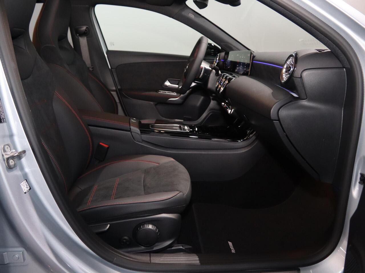 Mercedes-Benz A-KLASSE 180 Business Solution AMG | Panoramaschuifdak | Stoelverwarming | Achteruitrijcamera | MULTIBEAM LED |