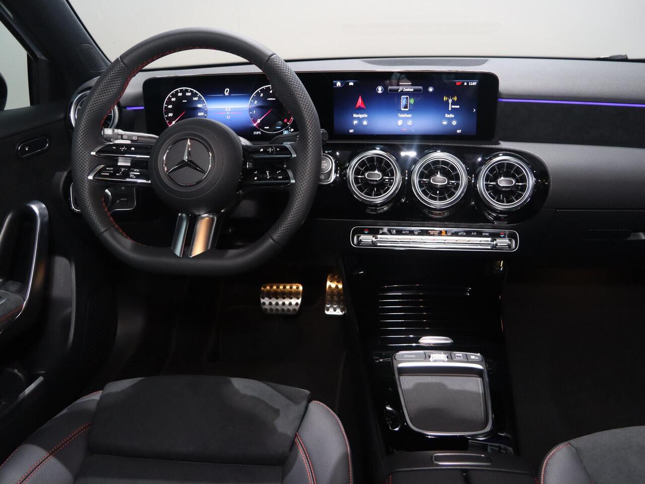 Mercedes-Benz A-KLASSE 180 Business Solution AMG | Panoramaschuifdak | Stoelverwarming | Achteruitrijcamera | MULTIBEAM LED |