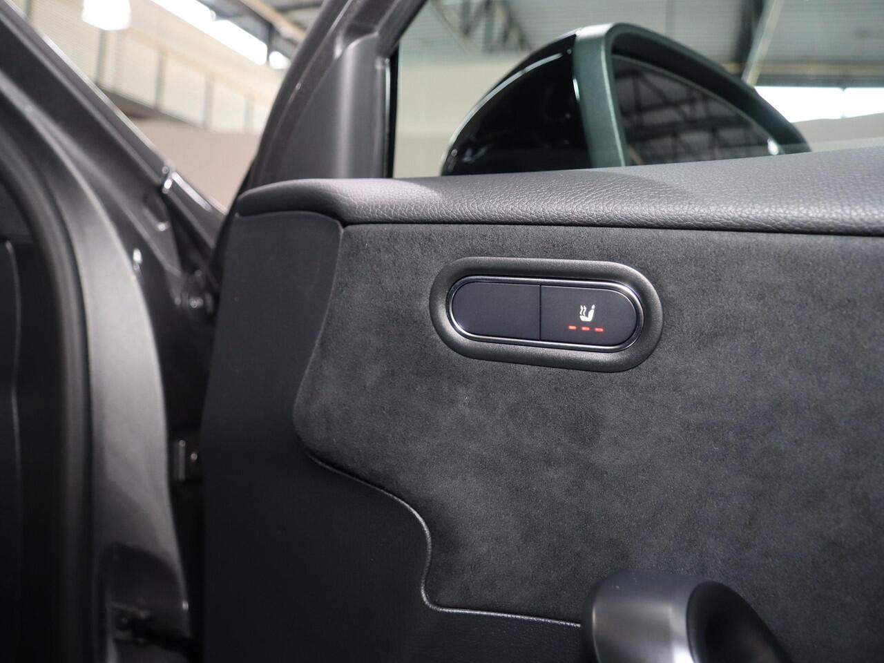 Mercedes-Benz A-KLASSE 180 Business Solution AMG | Panoramaschuifdak | Stoelverwarming | Achteruitrijcamera | MULTIBEAM LED | Night |