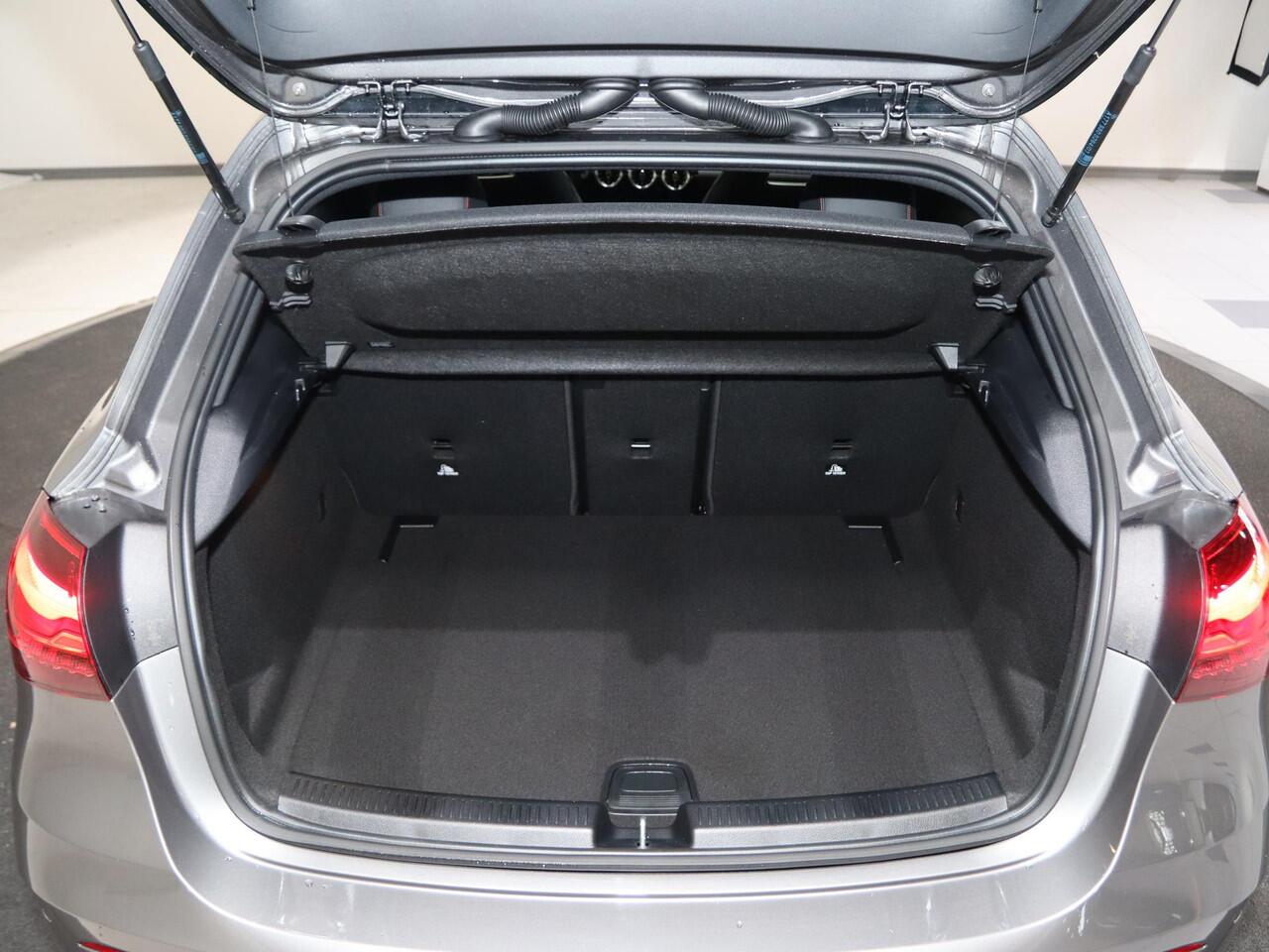 Mercedes-Benz A-KLASSE 180 Business Solution AMG | Panoramaschuifdak | Stoelverwarming | Achteruitrijcamera | MULTIBEAM LED | Night |