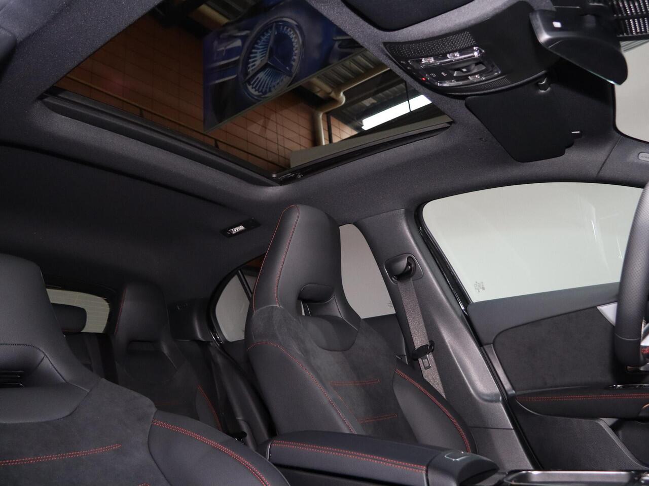 Mercedes-Benz A-KLASSE 180 Business Solution AMG | Panoramaschuifdak | Premium plus | Head-Up | Stoelverwarming | Achteruitrijcamera | MULTIBEAM LED |