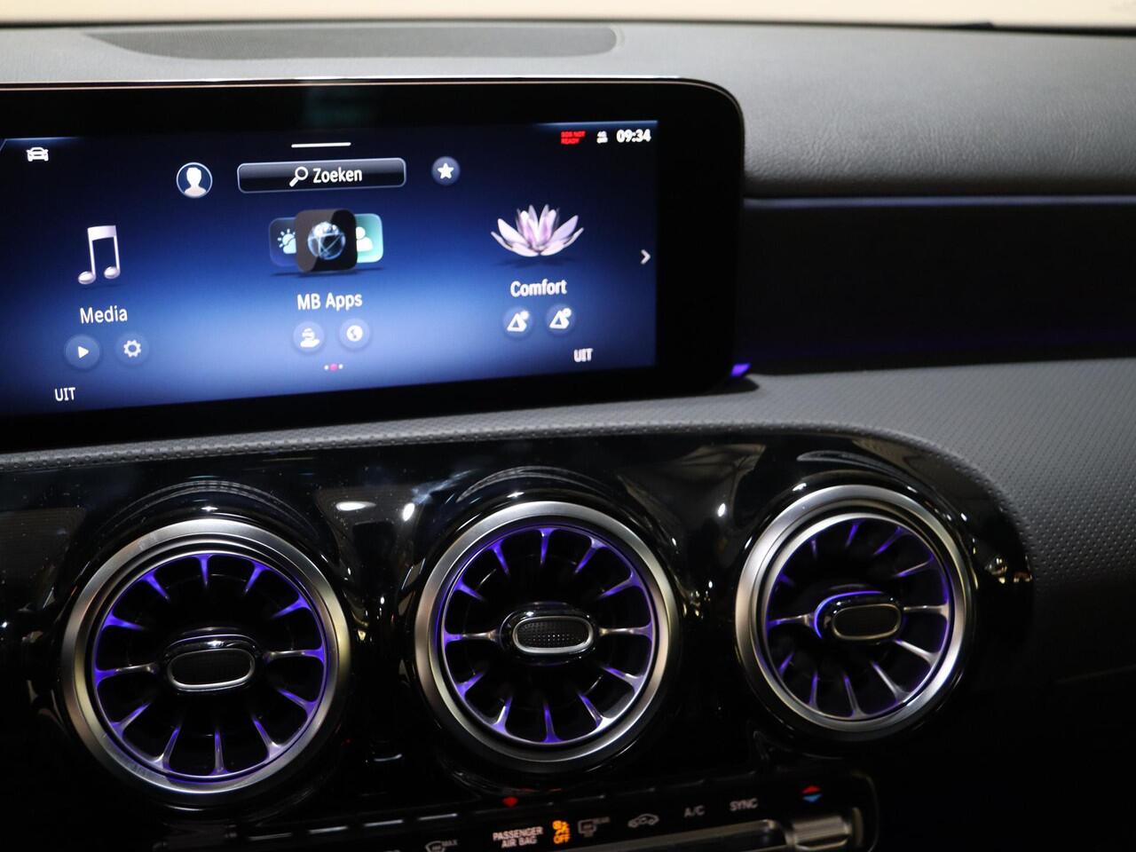 Mercedes-Benz A-KLASSE 180 Business Solution AMG | Panoramaschuifdak | Stoelverwarming | Achteruitrijcamera | MULTIBEAM LED |